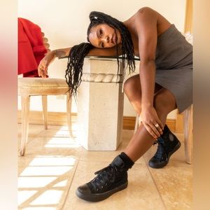 Black Canvas Converse High Top Sneakers - UNISEX Size 7 (W) / Size 5 (M)